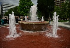 Διαδηλωτές έριξαν κόκκινη μπογιά στο σιντριβάνι του Συντάγματος για τον πόλεμο στη Γάζα