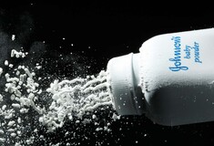 Η Johnson & Johnson δίνει 6,5 δισ. δολάρια σε απoζημιώσεις για το καρκινογόνο ταλκ της