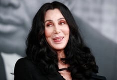 Cher: Βγαίνω με μικρότερους γιατί οι άνδρες στην ηλικία μου είναι «πεθαμένοι»