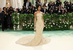 Met Gala 2024: Η Tyla, το φόρεμα από άμμο και το πώς την ανέβασαν «σηκωτή» στα σκαλιά