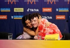 Eurovision 2024: Σάττι και Nemo πανηγυρίζουν αγκαλιασμένοι την εμφάνισή του