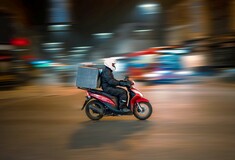 Εύβοια: Γυναίκα καταγγέλλει ότι της στέλνουν καθημερινά delivery εδώ και τρεις μήνες που δεν έχει παραγγείλει