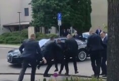 Σλοβακία: Η στιγμή που μεταφέρουν τον πρωθυπουργό Φίτσο μετά τους πυροβολισμούς