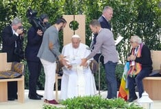 Πάπας Φραγκίσκος: Αγκάλιασε έναν Ισραηλινό και έναν Παλαιστίνιο καταγγέλλοντας την «ιστορική ήττα» του πολέμου