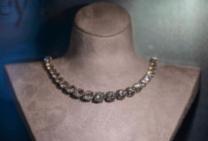 Τα διαμάντια (δεν) είναι παντοτινά: Η Σίρλεϊ Μπάσι πουλάει τα κοσμήματά της