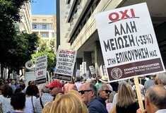 Συγκέντρωση διαμαρτυρίας συνταξιούχων στο υπουργείο Οικονομικών για τη μείωση των επικουρικών