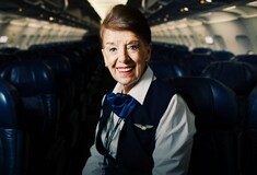 «Πέτα ψηλά Μπέτε, θα μας λείψεις»: Η μακροβιότερη αεροσυνοδός στον κόσμο πέθανε σε ηλικία 88 ετών 
