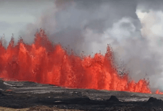 Νέα έκρηξη ηφαιστείου στην Ισλανδία: Εντυπωσιακά βίντεο από πίδακες λάβας