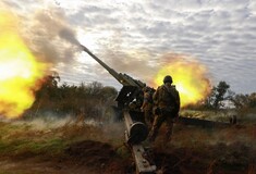 Ο Μπάιντεν δέχεται πιέσεις για να δώσει το «πράσινο φως» στη χρήση δυτικών όπλων στη Ρωσία 