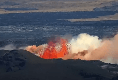 Ισλανδία: Το ηφαίστειο της χερσονήσου Ρέικιανες δεν σταματά να εκτοξεύει λάβα