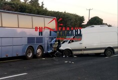Τροχαίο δυστύχημα στην Αθηνών – Θεσσαλονίκης: Βαν έπεσε σε σταματημένο πούλμαν στη ΛΕΑ