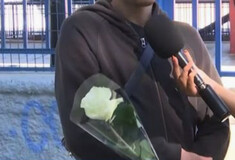 Πανελλήνιες 2024: Περίμενε την κοπέλα του έξω από το σχολείο με ένα τριαντάφυλλο