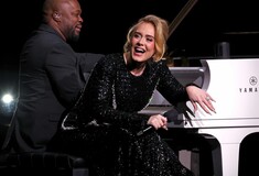 «Αν δεν έχεις τίποτα καλό να πεις, σκάσε»: Η αφοπλιστική απάντηση της Adele σε ομοφοβικό σχόλιο