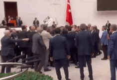 Πιάστηκαν στα χέρια βουλευτές στην τουρκική Εθνοσυνέλευση