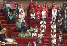 Γαλλία: Βουλευτές εμφανίστηκαν στο κοινοβούλιο ντυμένοι με τα χρώματα της παλαιστινιακής σημαίας