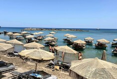 Ρόδος: Άμεση σφράγιση του beach bar με τις ξαπλώστρες στη θάλασσα