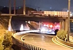 Ανατροπή βυτιοφόρου στην Αθηνών - Κορίνθου: Κατέρρευσε η γέφυρα στην Παλαιά Εθνική Οδό 