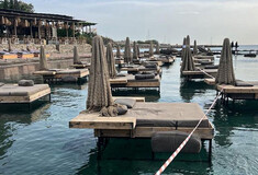 Ρόδος: Σφραγίστηκε το beach bar με τις ξαπλώστρες στη θάλασσα