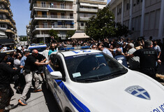 Ηλεία: Εξαγριωμένο πλήθος δεν άφησε τον 37χρονο δολοφόνο να απολογηθεί στον εισαγγελέα
