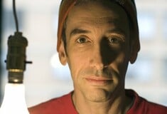 Ντάγκλας Ράσκοφ: «Ας ξεκολλήσουμε από τις οθόνες και ας συναντηθούμε ξανά εκεί έξω»