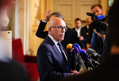 Γαλλία: Ο Ερίκ Σιοτί των Ρεπουμπλικανών καθαιρέθηκε για τη σύμπλευση με τη Λεπέν και αρνείται να φύγει