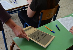 Πανελλήνιες 2024: Γονείς πήγαν τα παιδιά τους στο σχολείο συνοδευόμενα από ανεμιστήρες