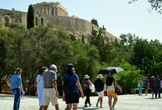 Καύσωνας: Καμίνι η χώρα, όλα τα μέτρα για σχολεία και εργαζόμενους