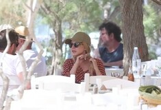 Στη Μύκονο η Κάιλι Μινόγκ, δοκιμάζει ελληνική κουζίνα