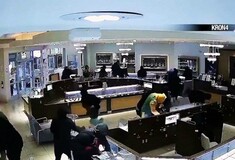 Συμμορία λεηλατεί με βαριοπούλες κοσμηματοπωλείο μέρα μεσημέρι στην Καλιφόρνια