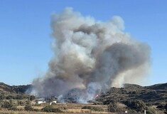 Φωτιά τώρα στην Μήλο - Μήνυμα του 112 για απομάκρυνση από το Τσιγκράδο