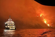 Μεγάλη φωτιά στην Ύδρα από σκάφος που πετούσε πυροτεχνήματα