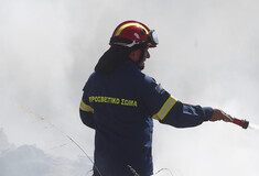 Φωτιά στη Σαλαμίνα: Τέθηκε υπό μερικό έλεγχο - Δύο πυροσβέστες τραυματίστηκαν
