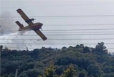 Φωτιά στη Ναυπακτία: Canadair χτύπησε σε πεύκα κατά τη διάρκεια ρίψης