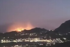 Ανεξέλεγκτη η φωτιά στη Σέριφο - 4 πυροσβέστες προσπαθούν για την κατάσβεση