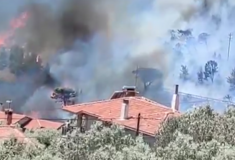Φωτιά τώρα κοντά σε σπίτια στην Πλάκα Κερατέας – Μήνυμα του 112 