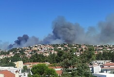 Φωτιά στη Σταμάτα: Μήνυμα 112 για τους καπνούς