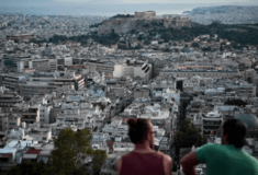 Guardian: Η Ελλάδα εισάγει «προσανατολισμένη στην ανάπτυξη» εξαήμερη εργασία
