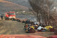 Φωτιά στην Κω: Πυροσβέστες ξαπλώνουν στο χώμα για να ξεκουραστούν