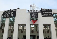 Αυστραλία: Πανό υπέρ της Παλαιστίνης από τη στέγη του κοινοβουλίου
