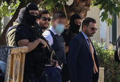 Εκτέλεση στο Ψυχικό: Με χειροπέδες πισθάγκωνα, αλεξίσφαιρο και πάνοπλους αστυνομικούς στα δικαστήρια ο 44χρονος