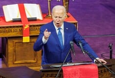 «Δεν πάω πουθενά»: Ο Μπάιντεν λέει στους Δημοκρατικούς ότι θα παραμείνει στην κούρσα