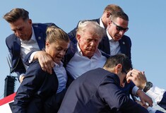 Τραμπ: Η στιγμή που φτάνει στο νοσοκομείο μετά τον πυροβολισμό: «Περπατάει, περπατάει»