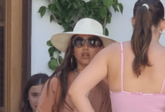 Η Τζέσικα Άλμπα σε beach bar της Μυκόνου