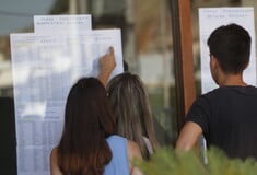 Βάσεις 2024: Πτώση στις υψηλόβαθμες σχολές - Άνοδος στις χαμηλόβαθμες