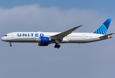 United Airlines: Πτήση άλλαξε πορεία λόγω «βιολογικού κινδύνου» - Το πλήρωμα έκανε εμετό