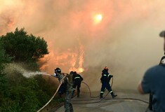 Φωτιά στην Εύβοια: Αγώνας για να ελεγχθεί το μέτωπο στα Κριεζά - Τραυματίστηκε και δεύτερος πυροσβέστης
