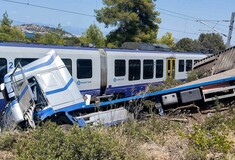 Αυλίδα: Συνελήφθη ο οδηγός του φορτηγού που συγκρούστηκε με τρένο