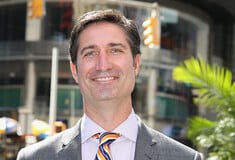 Αντιδράσεις για τον νέο CEO των Starbucks: Θα πηγαίνει στο γραφείο με ιδιωτικό αεροσκάφος