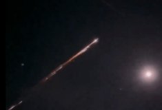 Η στιγμή που δορυφόρος της Starlink πέφτει στη Γη και μοιάζει με μετεωρίτη