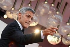 Η στιγμή που ο Τζoρτζ Κλούνι βοήθησε φωτογράφο που έπεσε στο κόκκινο χαλί 